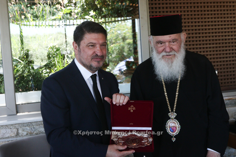 Ο Περιφερειαρχης Αττικης Γιωργος Χαρδαλιας παρεθεσε σημερα γευμα στον Αρχιεπισκοπο Ιερωνυμο και στα μελη της Ιερας Συνοδου.Στο γευμα παρεστησαν επισης οι Μητροπολιτες των Μητροπολεων που βρισκονται εντος των οριων της Περιφερειας Αττικης καθως και υπηρεσιακα στελεχη της Περιφερειας Αντιπεριφεριαρχες και συνεργατες του Αρχιεπισκοπου στην Ιερα Συνοδο ΦΩΤΟ ΧΡΗΣΤΟΣ ΜΠΟΝΗΣ//ΙΕΡΑ ΣΥΝΟΔΟΣ